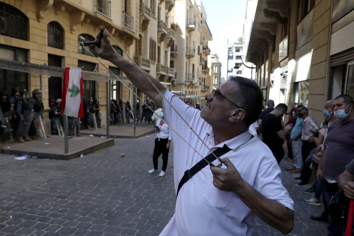 En mann skyter stein mot en bank i Beirut med sprettert. En folkemengde samlet seg onsdag utenfor banken for å kreve å få ut penger som er blitt blokkert på kontoene som følge av landets dype økonomiske krise. Lørdag kom meldingen om at strømforsyningen i landet kan bli borte i mange dager. Foto: Bilal Hussein / AP / NTB En mann skyter stein mot en bank i Beirut med sprettert. En folkemengde samlet seg onsdag utenfor banken for å kreve å få ut penger som er blitt blokkert på kontoene som følge av landets dype økonomiske krise. Lørdag kom meldingen om at strømforsyningen i landet kan bli borte i mange dager. Foto: Bilal Hussein / AP / NTB