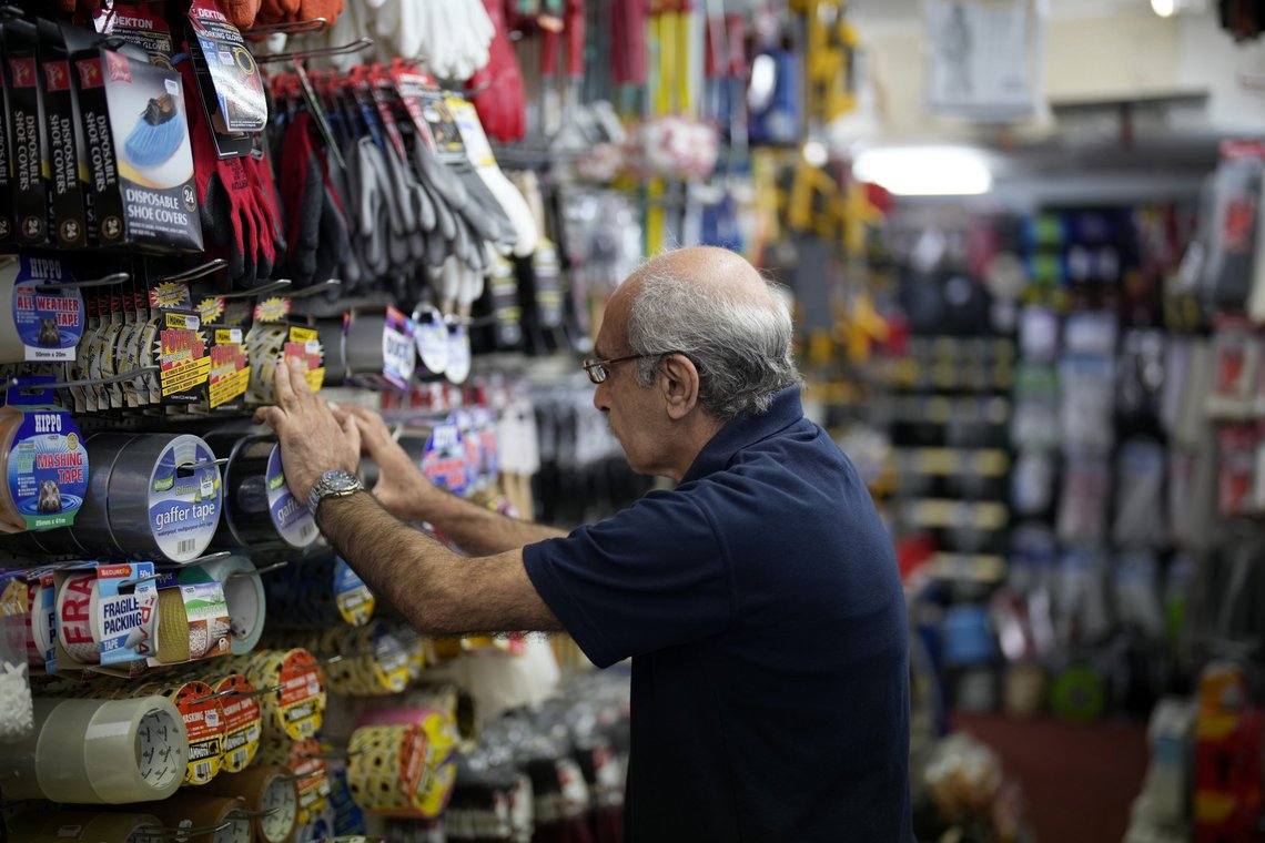 Mange briter risikerer å bli arbeidsledige samtidig som 1 million jobber er ledige. Her butikkmedarbeider Martin Matio, som har beholdt jobben tross store nedskjæringer. Foto: Matt Dunham / AP / NTB Mange briter risikerer å bli arbeidsledige samtidig som 1 million jobber er ledige. Her butikkmedarbeider Martin Matio, som har beholdt jobben tross store nedskjæringer. Foto: Matt Dunham / AP / NTB