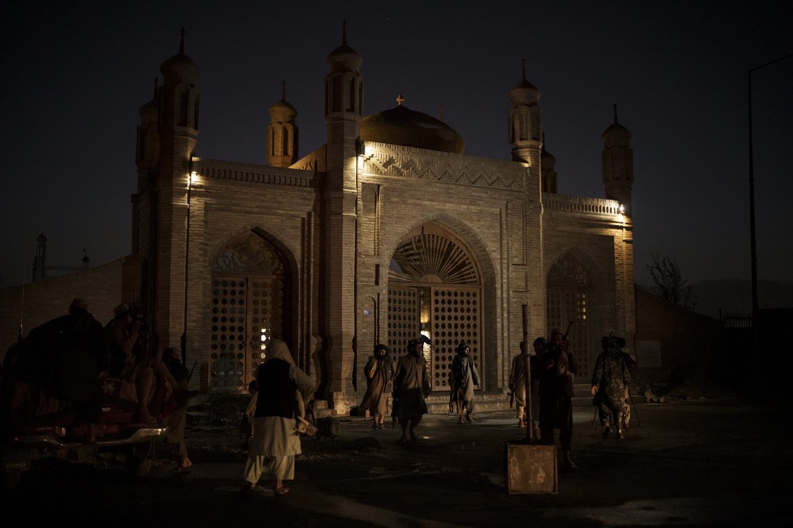 Taliban-krigere foran moskeen der bomben gikk av. Foto: Felipe Dana / AP / NTB Taliban-krigere foran moskeen der bomben gikk av. Foto: Felipe Dana / AP / NTB