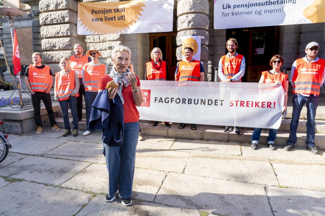 LO-leder Peggy Hessen Følsvik møtte streikevakter ved Nationaltheatret i Oslo i september. Foto: Terje Pedersen / NTB LO-leder Peggy Hessen Følsvik møtte streikevakter ved Nationaltheatret i Oslo i september. Foto: Terje Pedersen / NTB