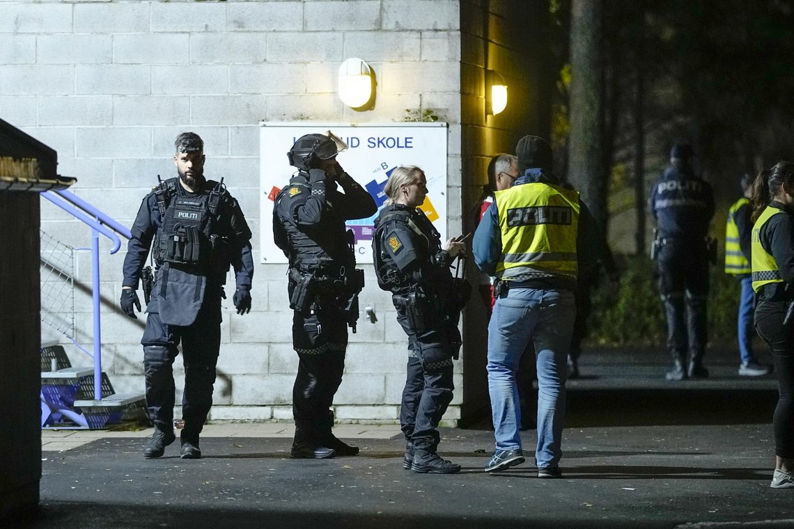 Politiet er på stede med flere patruljer.
Politiet rykket ut med store mannskaper etter at 20-åringen ble skutt på Mortensrud torsdag. Foto: Fredrik Hagen / NTB Politiet er på stede med flere patruljer.
Politiet rykket ut med store mannskaper etter at 20-åringen ble skutt på Mortensrud torsdag. Foto: Fredrik Hagen / NTB