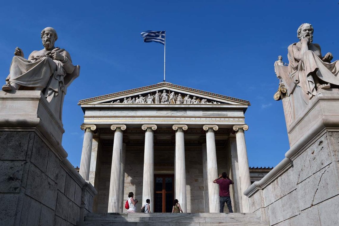 Akademiet i Athen. Statuer av Platon og Sokrates i forgrunnen. Hvor er det blitt av slike tenkere i dagens samfunn? Foto: AFP/ LOUISA GOULIAMAKI/ NTB Akademiet i Athen. Statuer av Platon og Sokrates i forgrunnen. Hvor er det blitt av slike tenkere i dagens samfunn? Foto: AFP/ LOUISA GOULIAMAKI/ NTB