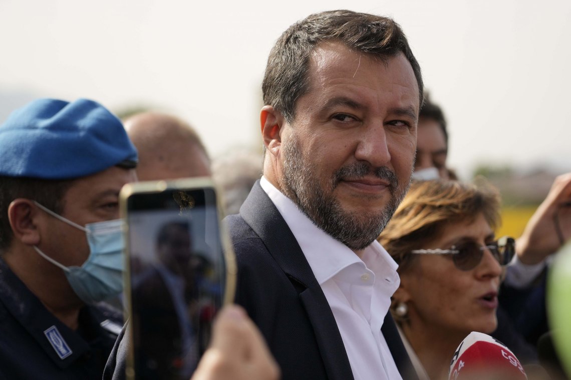 FRIKJENT: Visestatsminister Matteo Salvini risikerte inntil seks år fengsel etter å ha nektet en migrantbåt en havn i 2019. Han jubler etter frikjennelsen. (AP Photo/Gregorio Borgia) FRIKJENT: Visestatsminister Matteo Salvini risikerte inntil seks år fengsel etter å ha nektet en migrantbåt en havn i 2019. Han jubler etter frikjennelsen. (AP Photo/Gregorio Borgia)