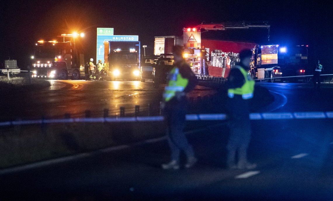 Politi, kriminalteknikere og redningstjenesten arbeider på ulykkesstedet ved Markaryd der tre personer mistet livet i en dødsulykke søndag. De døde var kunstneren Lars Vilks og to politifolk. Foto: Johan Nilsson/TT / NTB Politi, kriminalteknikere og redningstjenesten arbeider på ulykkesstedet ved Markaryd der tre personer mistet livet i en dødsulykke søndag. De døde var kunstneren Lars Vilks og to politifolk. Foto: Johan Nilsson/TT / NTB
