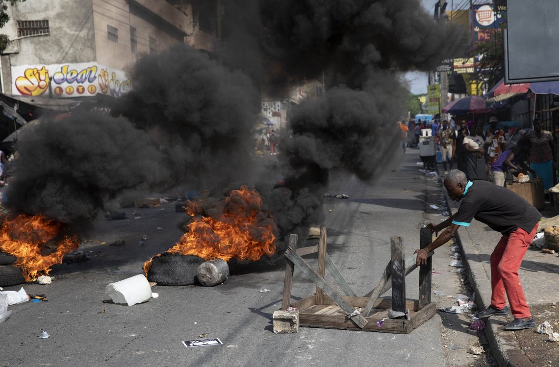 Haitis hovedstad Port-au-Prince er plaget av kriminelle gjenger og uro. Foto: Rodrigo Abd, AP-NTB. Haitis hovedstad Port-au-Prince er plaget av kriminelle gjenger og uro. Foto: Rodrigo Abd, AP-NTB.