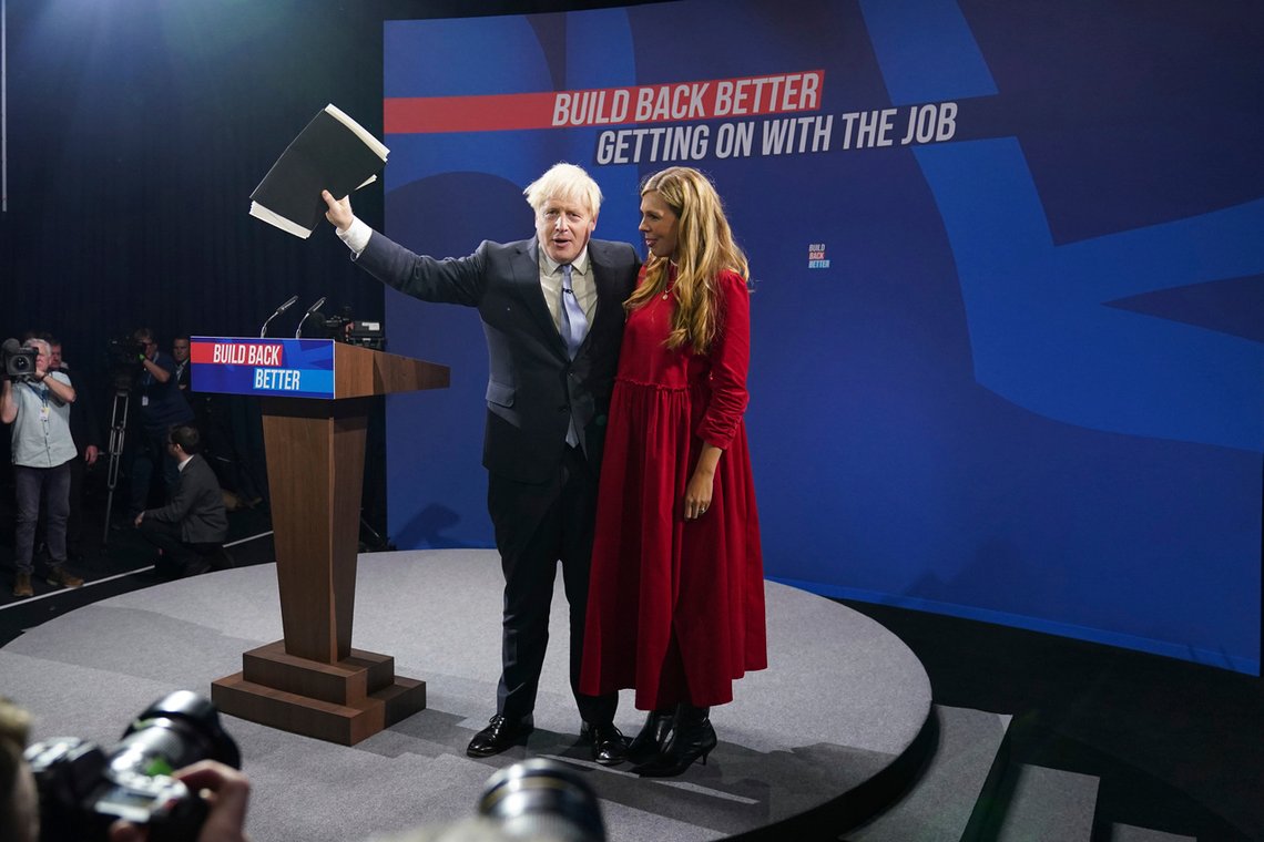 Boris Johnson med kona Carrie under De konservatives landsmøte tidligere i oktober. Ekteparet virker ikke å være helt på linje når det gjelder translobbyen. Foto: AP /Jon Super / NTB Boris Johnson med kona Carrie under De konservatives landsmøte tidligere i oktober. Ekteparet virker ikke å være helt på linje når det gjelder translobbyen. Foto: AP /Jon Super / NTB
