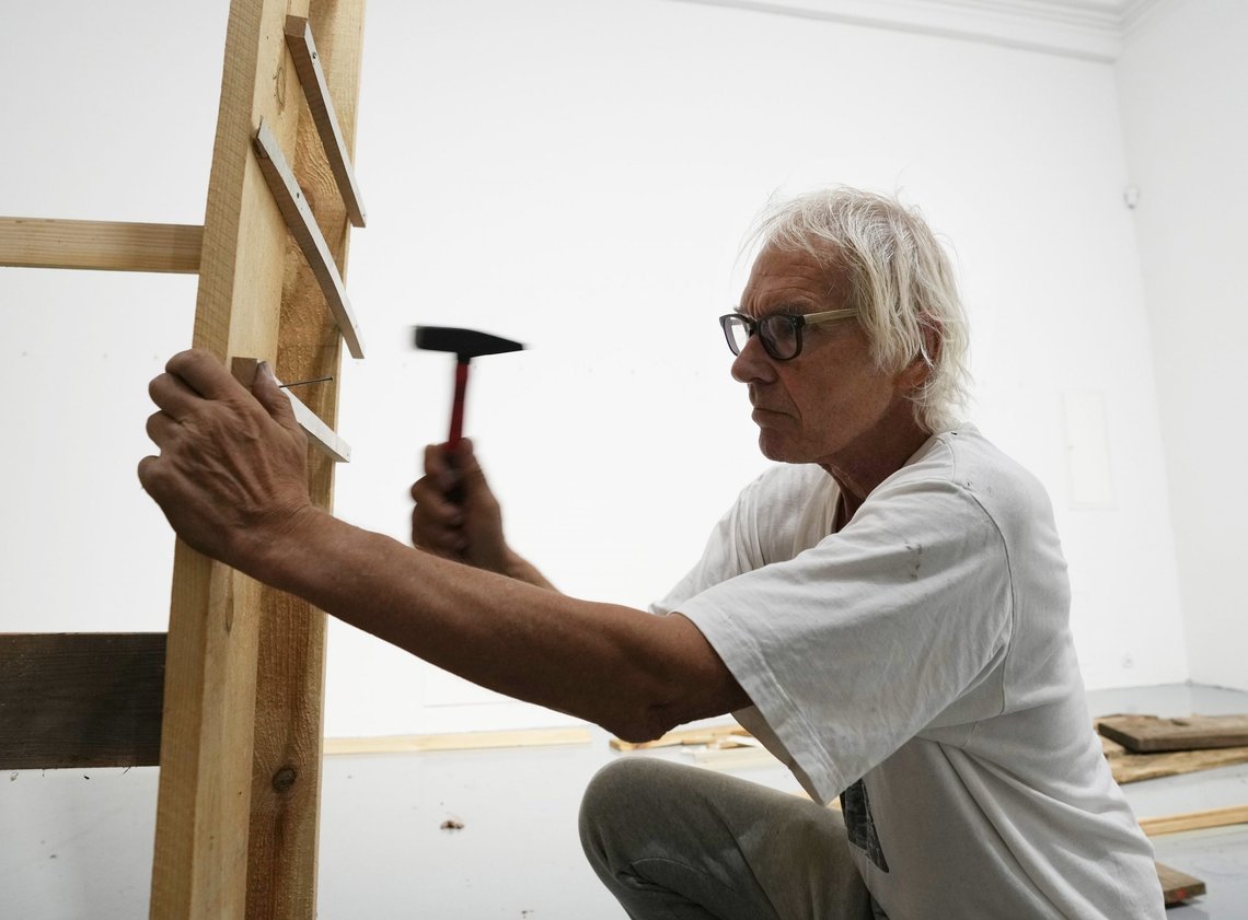 Lars Vilks deltok i utstillingen av politisk kunst i Warszawa 27. august med norske Jon Lundberg som kurator. APs tekst er meget kjølig og Vilks deltakelse har blitt "glemt". Poland Right Wing Art
Lars Vilks, a Swedish artist, constructs an exhibit at the Ujazdowski Castle Center for Contemporary Art in Warsaw, Poland, Wednesday Aug. 25, 2021. The exhibition which opens Friday at the Polish state museum features the works of provocative artists in what organizers describe as a celebration of free speech, and a challenge to political correctness and "cancel culture" on the political left. Some critics, however, accuse the organizers of the show titled "Political Art" of giving a platform to anti-Semitic, racist and Islamophobic messages. Vilks lives under police protection for making a drawing of a dog with the head of the Prophet Muhammed. The drawing enraged many Muslims in 2007 and sparked death threats from extremists. (AP Photo/Czarek Sokolowski) Lars Vilks deltok i utstillingen av politisk kunst i Warszawa 27. august med norske Jon Lundberg som kurator. APs tekst er meget kjølig og Vilks deltakelse har blitt "glemt". Poland Right Wing Art
Lars Vilks, a Swedish artist, constructs an exhibit at the Ujazdowski Castle Center for Contemporary Art in Warsaw, Poland, Wednesday Aug. 25, 2021. The exhibition which opens Friday at the Polish state museum features the works of provocative artists in what organizers describe as a celebration of free speech, and a challenge to political correctness and "cancel culture" on the political left. Some critics, however, accuse the organizers of the show titled "Political Art" of giving a platform to anti-Semitic, racist and Islamophobic messages. Vilks lives under police protection for making a drawing of a dog with the head of the Prophet Muhammed. The drawing enraged many Muslims in 2007 and sparked death threats from extremists. (AP Photo/Czarek Sokolowski)