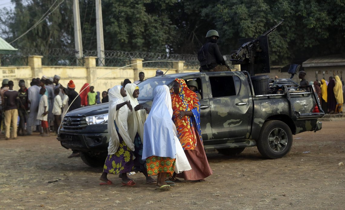 Deler av Nigeria har problemer med angrep fra jihadister og militante grupper. I dette arkivbildet fra 3. mars 2021 kommer over 300 skolejenter hjem etter å ha vært kidnappet. Foto: Sunday Alamba, AP-NTB. Deler av Nigeria har problemer med angrep fra jihadister og militante grupper. I dette arkivbildet fra 3. mars 2021 kommer over 300 skolejenter hjem etter å ha vært kidnappet. Foto: Sunday Alamba, AP-NTB.