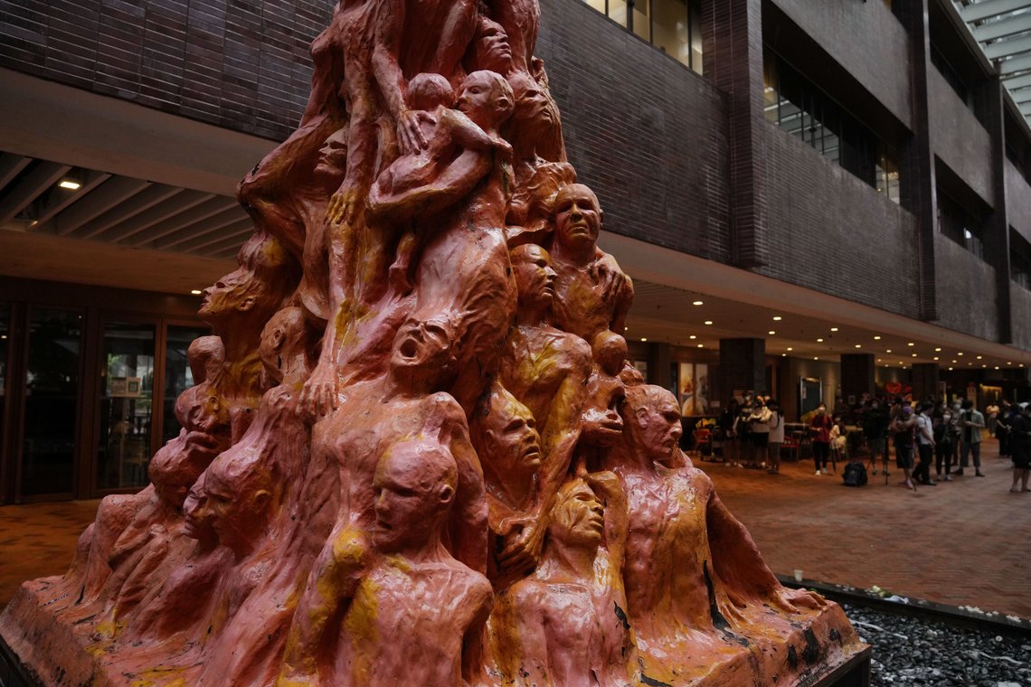 Skulpturen «Pillar of Shame» av den danske kunstneren Jens Galschiøt har siden 1997 stått på universitetet i Hongkong. Nå skal skulpturen fjernes. Foto: Kin Cheung / AP / NTB Skulpturen «Pillar of Shame» av den danske kunstneren Jens Galschiøt har siden 1997 stått på universitetet i Hongkong. Nå skal skulpturen fjernes. Foto: Kin Cheung / AP / NTB