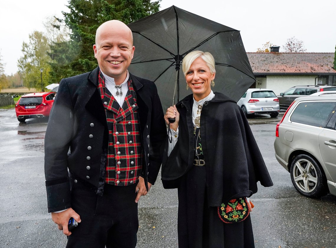 Sp-leder Trygve Slagsvold og kona Cathrine Wergeland i hver sin bunad. Så spørs det om paret må gå til innkjøp av nye bunader, laget av polyester.
Foto: Lise Åserud / NTB Sp-leder Trygve Slagsvold og kona Cathrine Wergeland i hver sin bunad. Så spørs det om paret må gå til innkjøp av nye bunader, laget av polyester.
Foto: Lise Åserud / NTB