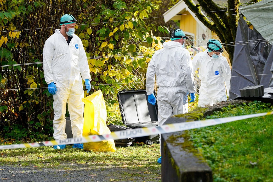 Kriminalteknikere i arbeid på åstedet i Smestad i Oslo der politiet etterforsker et mistenkelig dødsfall. Foto: Torstein Bøe / NTB Kriminalteknikere i arbeid på åstedet i Smestad i Oslo der politiet etterforsker et mistenkelig dødsfall. Foto: Torstein Bøe / NTB