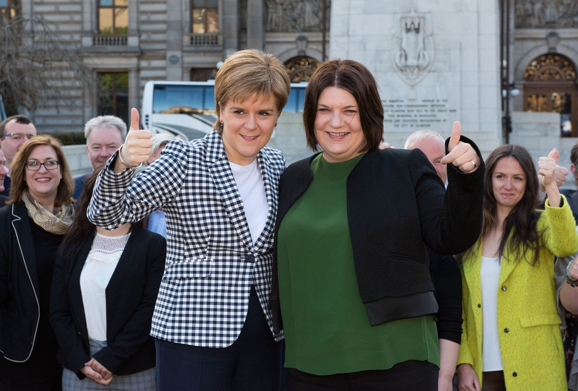 Susan Aitken har blitt kalt "den verste byrådslederen i Skottland". Her med sin partileder i SNP, Nicola Sturgeon. Foto: Duncan Bryceland/ REX/ NTB Susan Aitken har blitt kalt "den verste byrådslederen i Skottland". Her med sin partileder i SNP, Nicola Sturgeon. Foto: Duncan Bryceland/ REX/ NTB