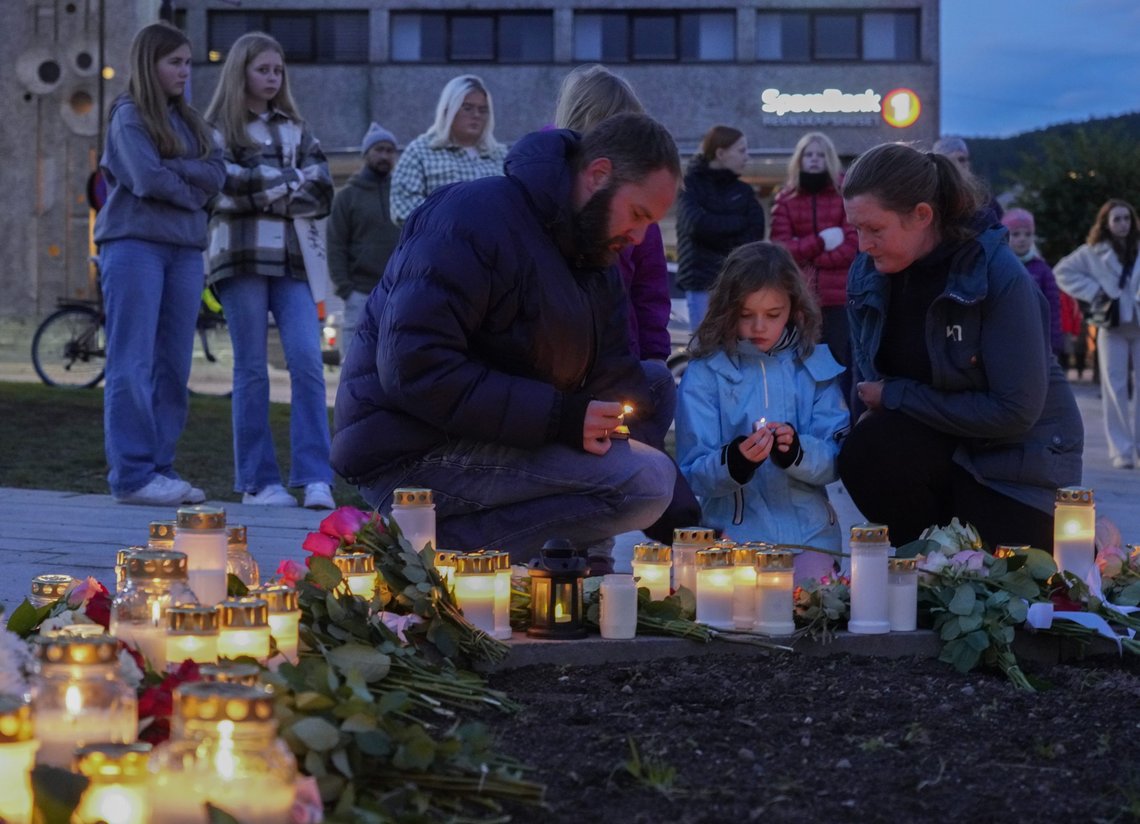 Kongsberg 20201014.
Gunstein Mork med barna Alva og Signe Schuman Mork og kona Janne Schumann legger ned blomster og tenner lys på Stortorvet i Kongsberg torsdag for å hedret de døde, etter at en mann drepte fem personer i byen onsdag kveld.
Foto: Terje Bendiksby / NTB Kongsberg 20201014.
Gunstein Mork med barna Alva og Signe Schuman Mork og kona Janne Schumann legger ned blomster og tenner lys på Stortorvet i Kongsberg torsdag for å hedret de døde, etter at en mann drepte fem personer i byen onsdag kveld.
Foto: Terje Bendiksby / NTB