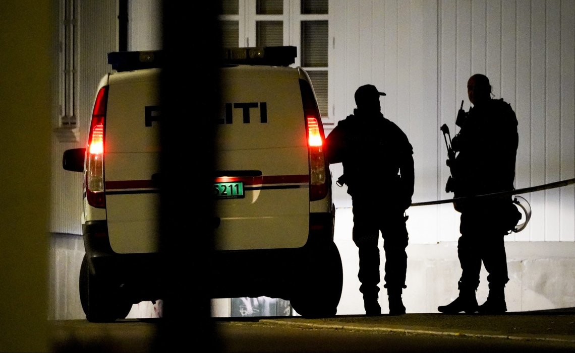 Politiet jobber i Kongsberg sentrum etter angrepet. Foto: Håkon Mosvold Larsen / NTB Politiet jobber i Kongsberg sentrum etter angrepet. Foto: Håkon Mosvold Larsen / NTB