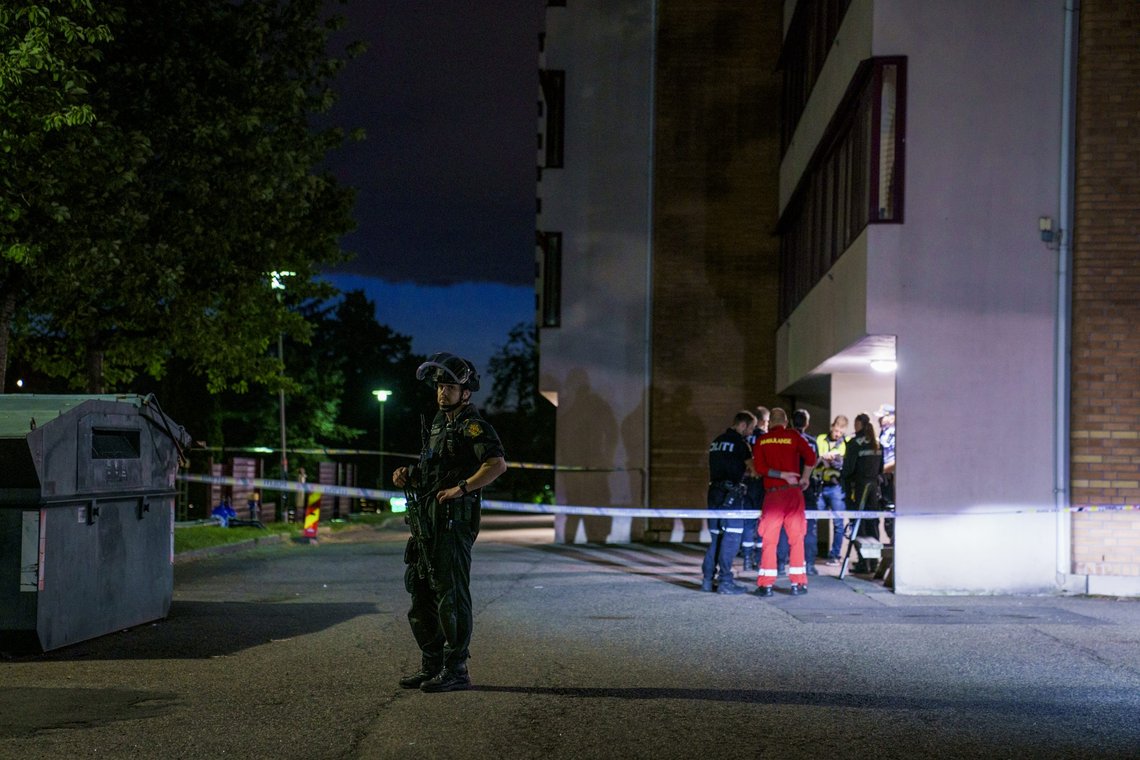 Oslo 20210825.
Politi på stedet etter at to menn er funnet skutt på Trosterud i Oslo.
Foto: Stian Lysberg Solum / NTB Oslo 20210825.
Politi på stedet etter at to menn er funnet skutt på Trosterud i Oslo.
Foto: Stian Lysberg Solum / NTB