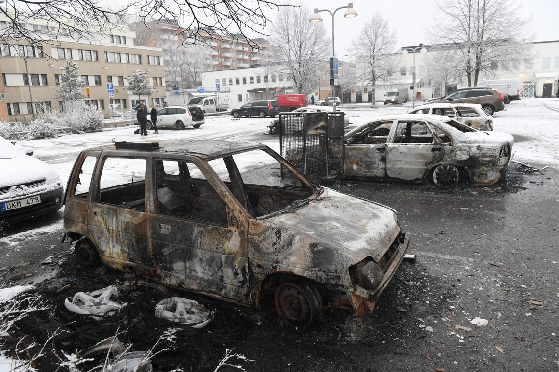 Mer enn 60 områder i Sverige regnes nå som «sårbare». På bildet brente biler i Rinkeby utenfor Stockholm.
Foto: Fredrik Sandberg / TT / NTB Mer enn 60 områder i Sverige regnes nå som «sårbare». På bildet brente biler i Rinkeby utenfor Stockholm.
Foto: Fredrik Sandberg / TT / NTB