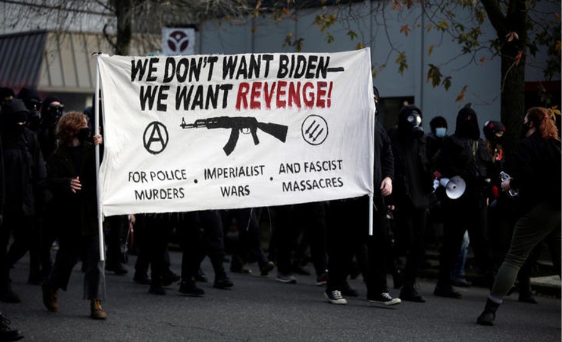 Woke-mobben har allerede sine fortropper i gatene. Her er Antifa i aksjon. Skjermdump Twitter Woke-mobben har allerede sine fortropper i gatene. Her er Antifa i aksjon. Skjermdump Twitter