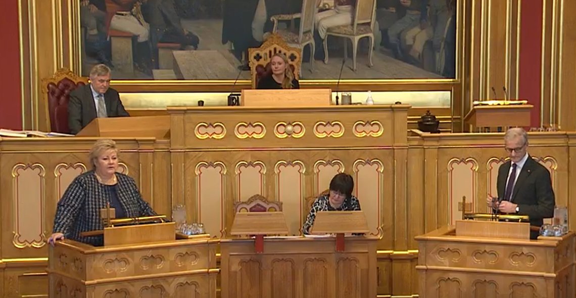 Statsminister Jonas Gahr Støres uttalelser til den britiske avisen Financial Times om at Oljefondet er politisk, fikk tidligere statsminister Erna Solberg til å sette i gang et skarpt ordskifte i Stortingets muntlige spørretime, onsdag. Skjermdump: Stortingets Nett-TV Statsminister Jonas Gahr Støres uttalelser til den britiske avisen Financial Times om at Oljefondet er politisk, fikk tidligere statsminister Erna Solberg til å sette i gang et skarpt ordskifte i Stortingets muntlige spørretime, onsdag. Skjermdump: Stortingets Nett-TV
