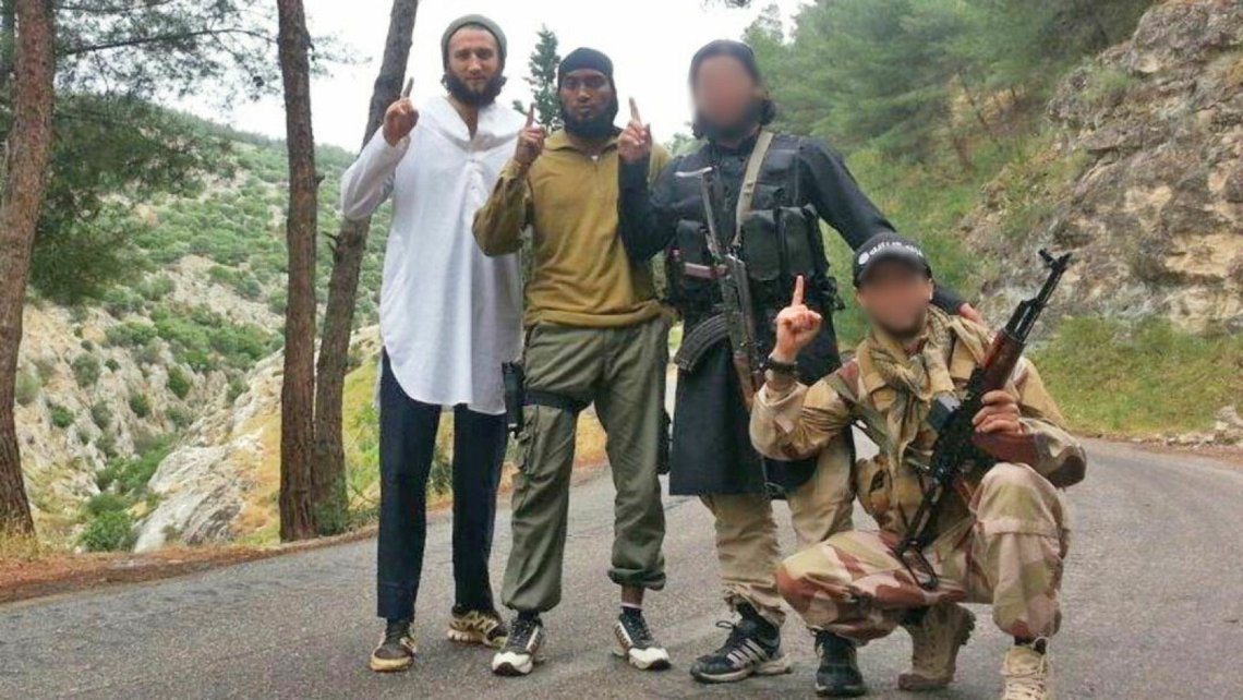 Valon Avdyli (t.v.), avbildet sammen med Djibril Abdi Bashir i Syria. Begge ble dømt for IS-deltakelse, Bashir til fire år og tre måneder, Valon fikk fire og et halvt år. Foto: PST. Valon Avdyli (t.v.), avbildet sammen med Djibril Abdi Bashir i Syria. Begge ble dømt for IS-deltakelse, Bashir til fire år og tre måneder, Valon fikk fire og et halvt år. Foto: PST.