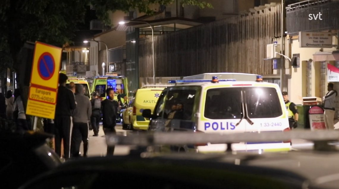 To unge menn ble skutt i hjel i et trapperom i Tensta i august i år. Foto: Skjermbilde SVT To unge menn ble skutt i hjel i et trapperom i Tensta i august i år. Foto: Skjermbilde SVT