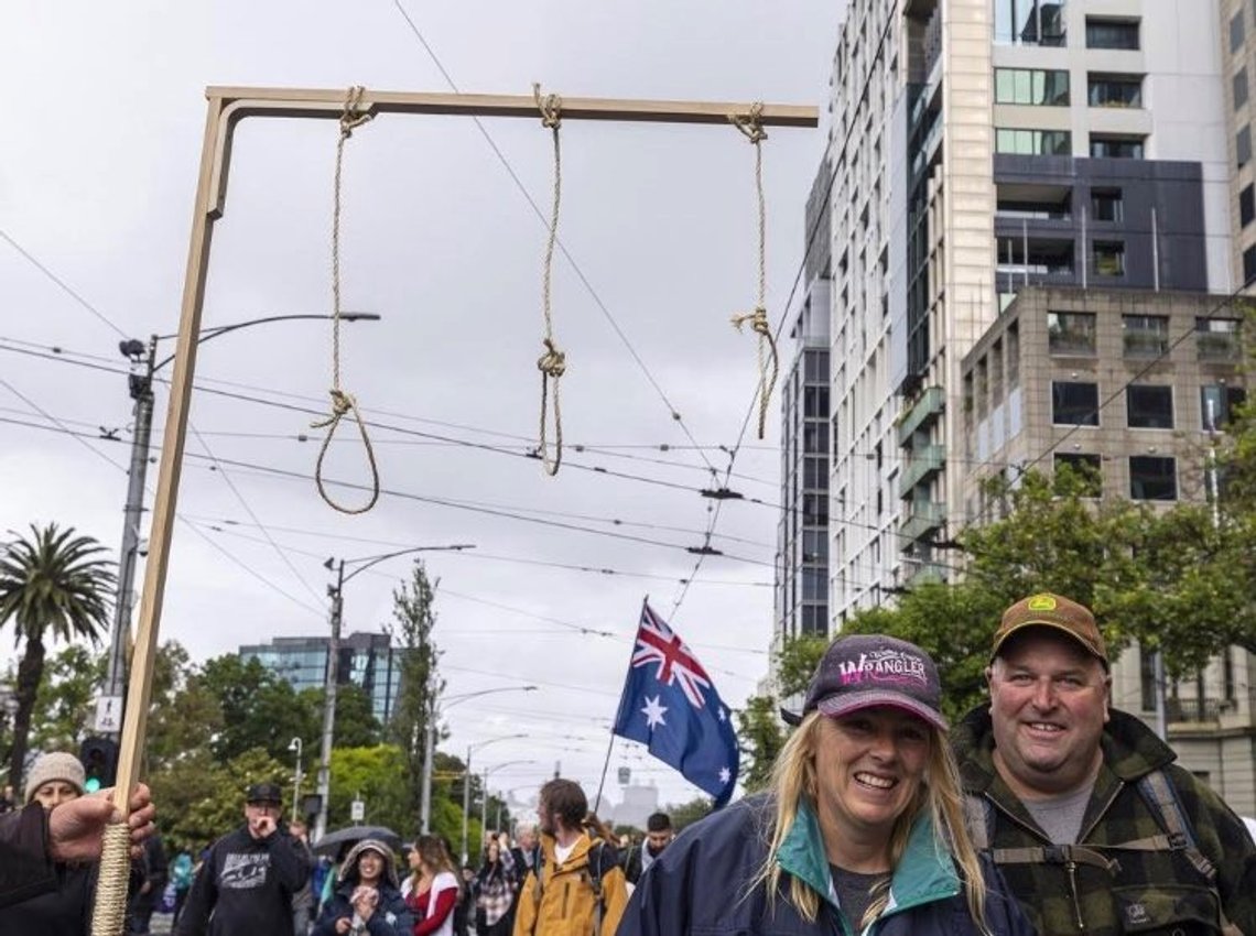 Også Australia opplever sterk polarisering i korona-spørsmålet. Vaksinetilhengere markerte sin motstand mot søndagens vaksinemotstandere, som av mange karakteriseres som "høyreorienterte". Foto: Twitter Også Australia opplever sterk polarisering i korona-spørsmålet. Vaksinetilhengere markerte sin motstand mot søndagens vaksinemotstandere, som av mange karakteriseres som "høyreorienterte". Foto: Twitter