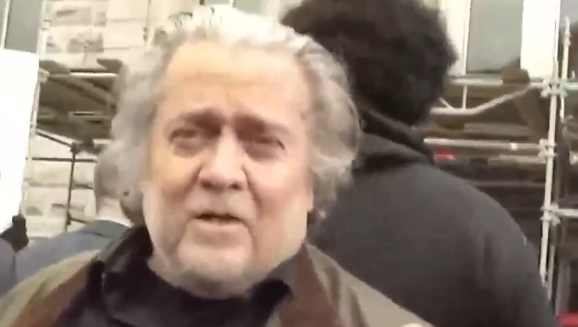 Steve Bannon snakket til publikum før han meldte seg for FBI mandag morgen. Skjermdump: Gettr Steve Bannon snakket til publikum før han meldte seg for FBI mandag morgen. Skjermdump: Gettr