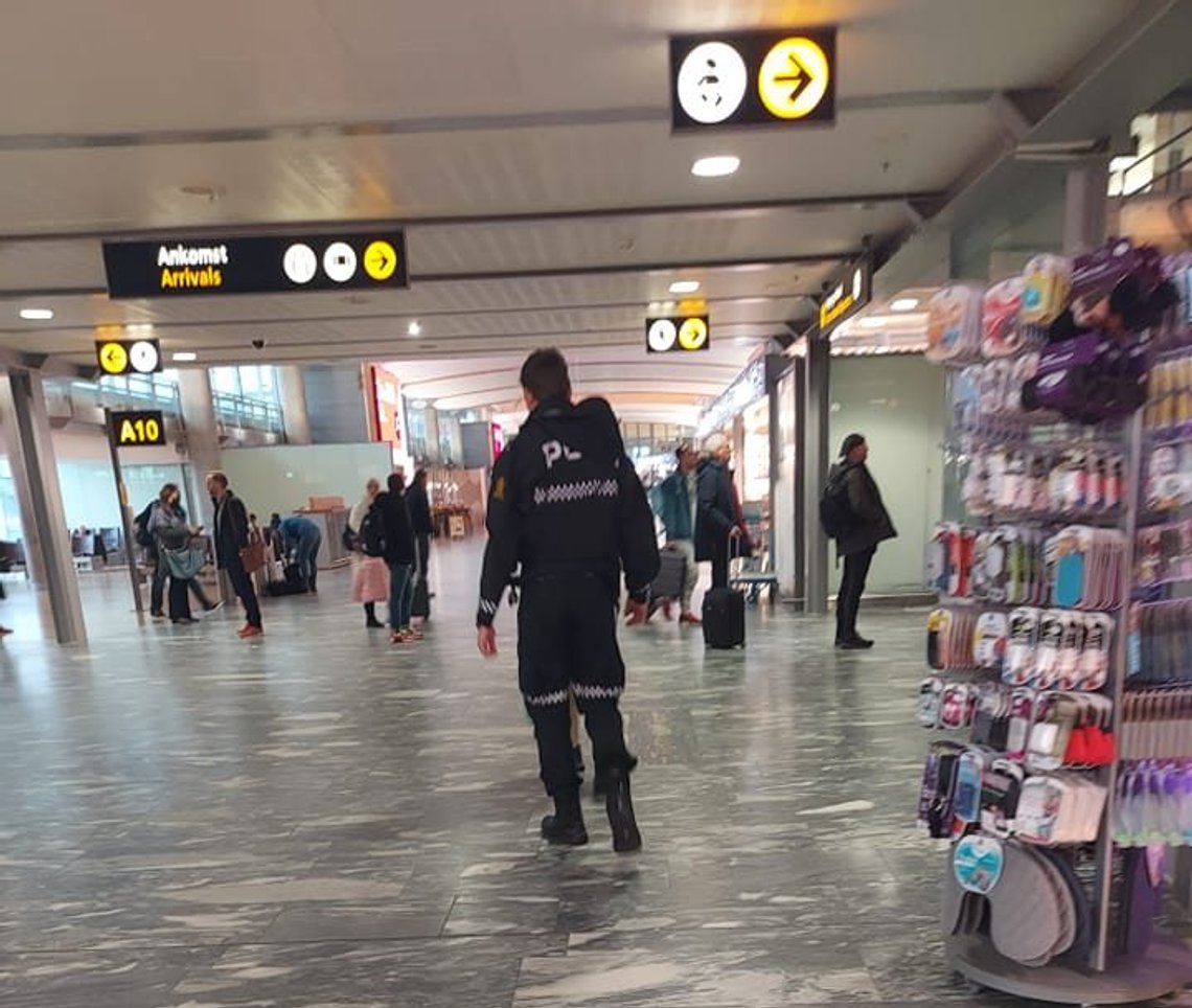 Politiet på Gardermoen er synlig, men ubevæpnet. Foto: Facebook Politiet på Gardermoen er synlig, men ubevæpnet. Foto: Facebook