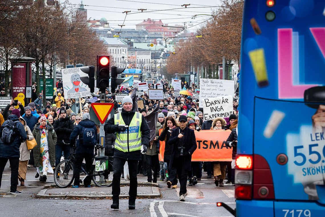 "Ja till frihet - nej till vaccinpass!" Lørdagens demonstrasjon samlet mer enn 1.500 deltakere.
Foto: Viktor Thorell "Ja till frihet - nej till vaccinpass!" Lørdagens demonstrasjon samlet mer enn 1.500 deltakere.
Foto: Viktor Thorell
