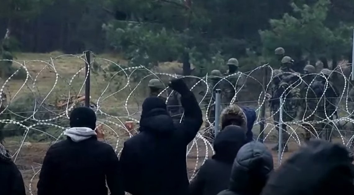 Stillbilde fra video fra den polske grensen mot Hviterussland. Stillbilde fra video fra den polske grensen mot Hviterussland.