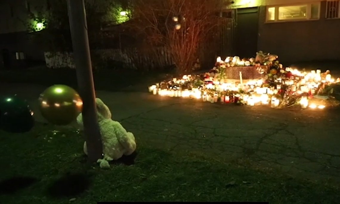 Ved huset der barna bodde, er det opprettet et minnested.
Foto: Skjermdump video Expressen Ved huset der barna bodde, er det opprettet et minnested.
Foto: Skjermdump video Expressen