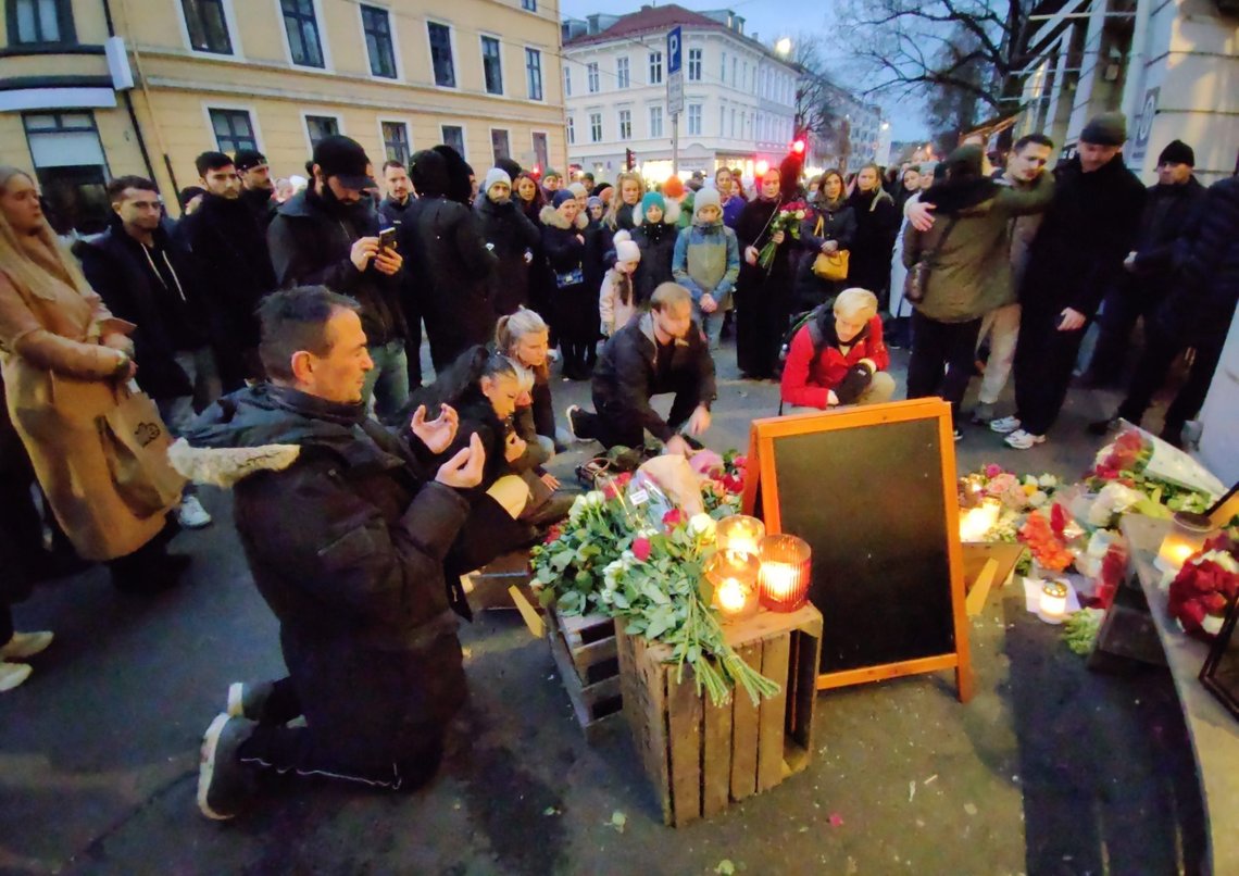 Folk valfarter til stedet hvor Rustam Louis Foss ble skutt og drept i Thereses gate i Oslo. Lørdag var rundt 200 samlet for å legge ned blomster og tenne lys. Foto: Øyvind Thuestad. Folk valfarter til stedet hvor Rustam Louis Foss ble skutt og drept i Thereses gate i Oslo. Lørdag var rundt 200 samlet for å legge ned blomster og tenne lys. Foto: Øyvind Thuestad.