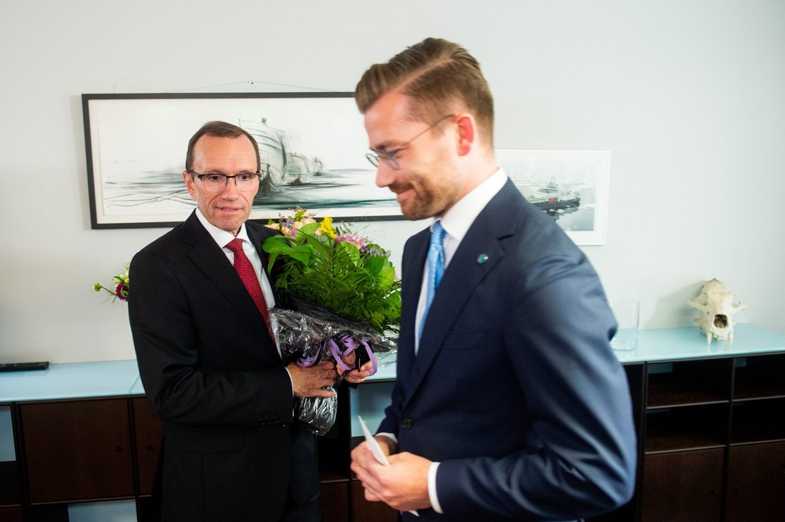 Avtroppende klimaminister Sveinung Rotevatn (V) og påtroppende klimaminister Espen Barth Eide (Ap). Foto: Fredrik Varfjell / NTB Avtroppende klimaminister Sveinung Rotevatn (V) og påtroppende klimaminister Espen Barth Eide (Ap). Foto: Fredrik Varfjell / NTB