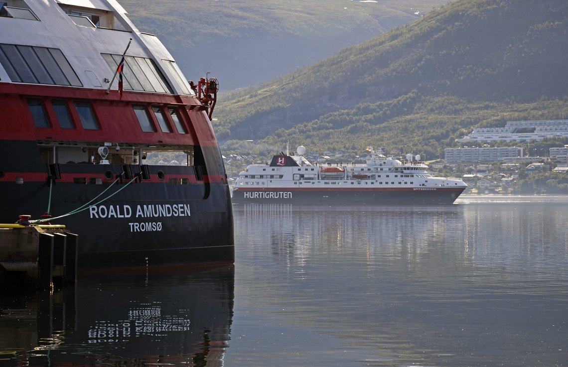 Hurtigrutens ekspedisjonsskip MS Roald Amundsen hadde koronasmitte om bord da det la til kai i Tromsø i juli i fjor. Foto: Rune Stoltz Bertinussen / NTB Hurtigrutens ekspedisjonsskip MS Roald Amundsen hadde koronasmitte om bord da det la til kai i Tromsø i juli i fjor. Foto: Rune Stoltz Bertinussen / NTB