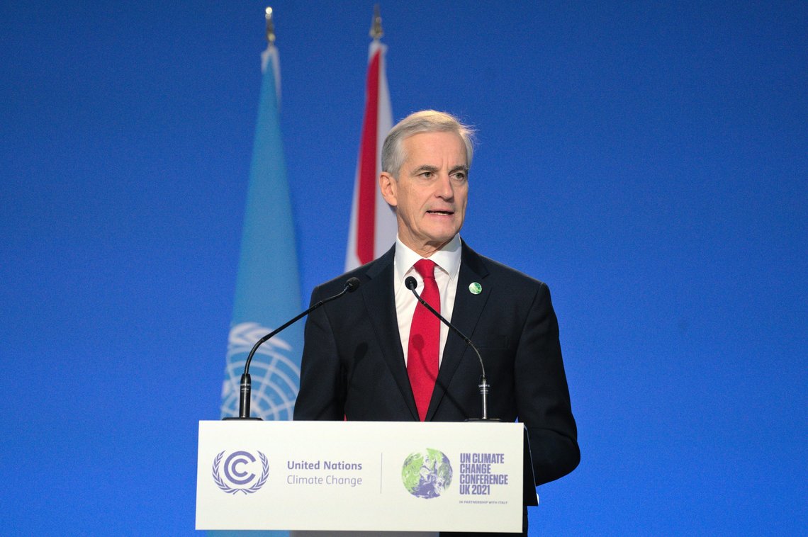 Tirsdag slapp statsminister Jonas Gahr Støre til med Norges tale på COP26 i Glasgow. Klimafantastene utmerket ham ved å gi ham og Norge prisen som "dagens fossil". Foto: Terje Pedersen / NTB. Tirsdag slapp statsminister Jonas Gahr Støre til med Norges tale på COP26 i Glasgow. Klimafantastene utmerket ham ved å gi ham og Norge prisen som "dagens fossil". Foto: Terje Pedersen / NTB.