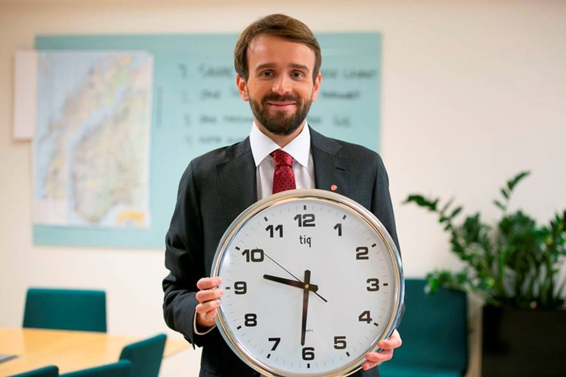 Oslo 20211026.
Næringsminister Jan Christian Vestre sier det er tid for vanlig folk når klokka natt til søndag 31. første oktober stilles en time tilbake og vi går fra sommertid til normaltid.
Foto: Nærings- og fiskeridepartementet / NTB Oslo 20211026.
Næringsminister Jan Christian Vestre sier det er tid for vanlig folk når klokka natt til søndag 31. første oktober stilles en time tilbake og vi går fra sommertid til normaltid.
Foto: Nærings- og fiskeridepartementet / NTB