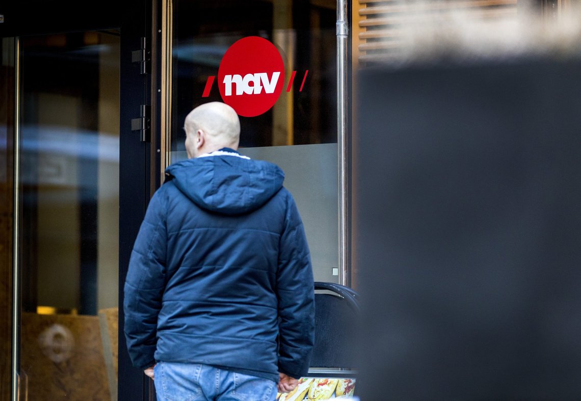 Oslo 20190228.
Illustrasjonsbilder: En mann utenfor med et NAV skilt. Modellklarert
Foto: Gorm Kallestad / NTB Oslo 20190228.
Illustrasjonsbilder: En mann utenfor med et NAV skilt. Modellklarert
Foto: Gorm Kallestad / NTB