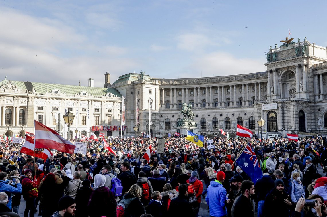 – Frihet, ropte demonstrantene i Wien taktfast. Regjeringen vil innføre tvangsvaksinering mot koronavirus. Foto: Lisa Leutner, AP-NTB. – Frihet, ropte demonstrantene i Wien taktfast. Regjeringen vil innføre tvangsvaksinering mot koronavirus. Foto: Lisa Leutner, AP-NTB.