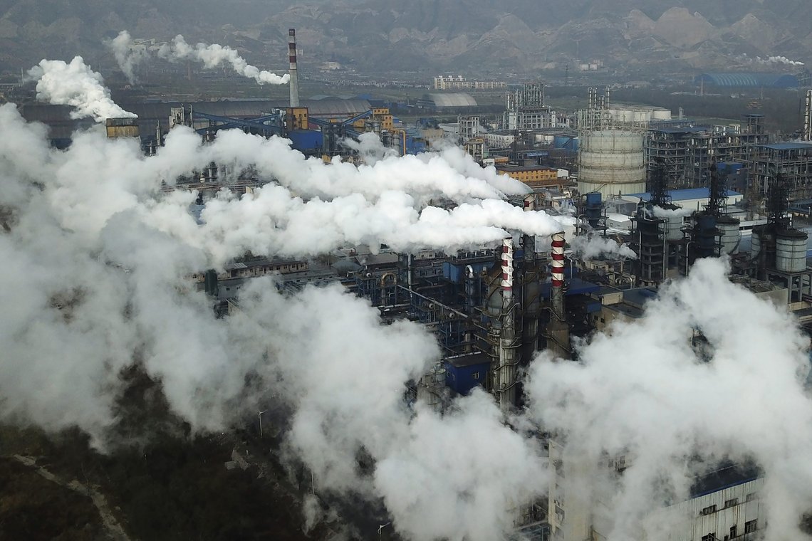 Kinas dagslutslipp av CO2 er nesten like mye som Norges klimamål for inneværende tiår, det vil si 29 millioner tonn CO2. Her et bilde fra november 2019 som viser et kullkraftverk i Heijin i det sentrale Kina. Foto: Sam McNeil / AP / NTB Kinas dagslutslipp av CO2 er nesten like mye som Norges klimamål for inneværende tiår, det vil si 29 millioner tonn CO2. Her et bilde fra november 2019 som viser et kullkraftverk i Heijin i det sentrale Kina. Foto: Sam McNeil / AP / NTB