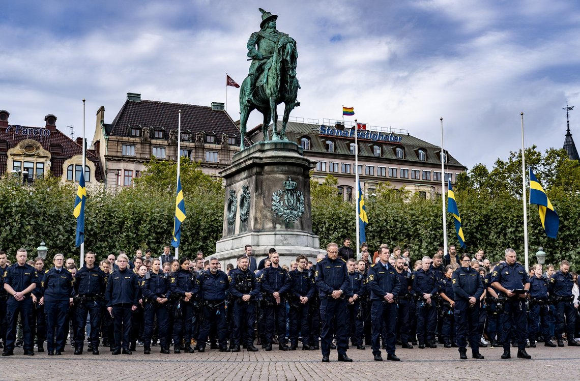 MALMÖ, SVERIGE 20211004.
En tyst minut hålls på Stortorget i Malmö klockan 12 på måndagen för att hedra de två polismän och konstnären Lars Vilks som omkom i en trafikolycka utanför Markaryd under söndagen.
Foto: Johan Nilsson/TT NYHETSBYRÅN / NTB MALMÖ, SVERIGE 20211004.
En tyst minut hålls på Stortorget i Malmö klockan 12 på måndagen för att hedra de två polismän och konstnären Lars Vilks som omkom i en trafikolycka utanför Markaryd under söndagen.
Foto: Johan Nilsson/TT NYHETSBYRÅN / NTB