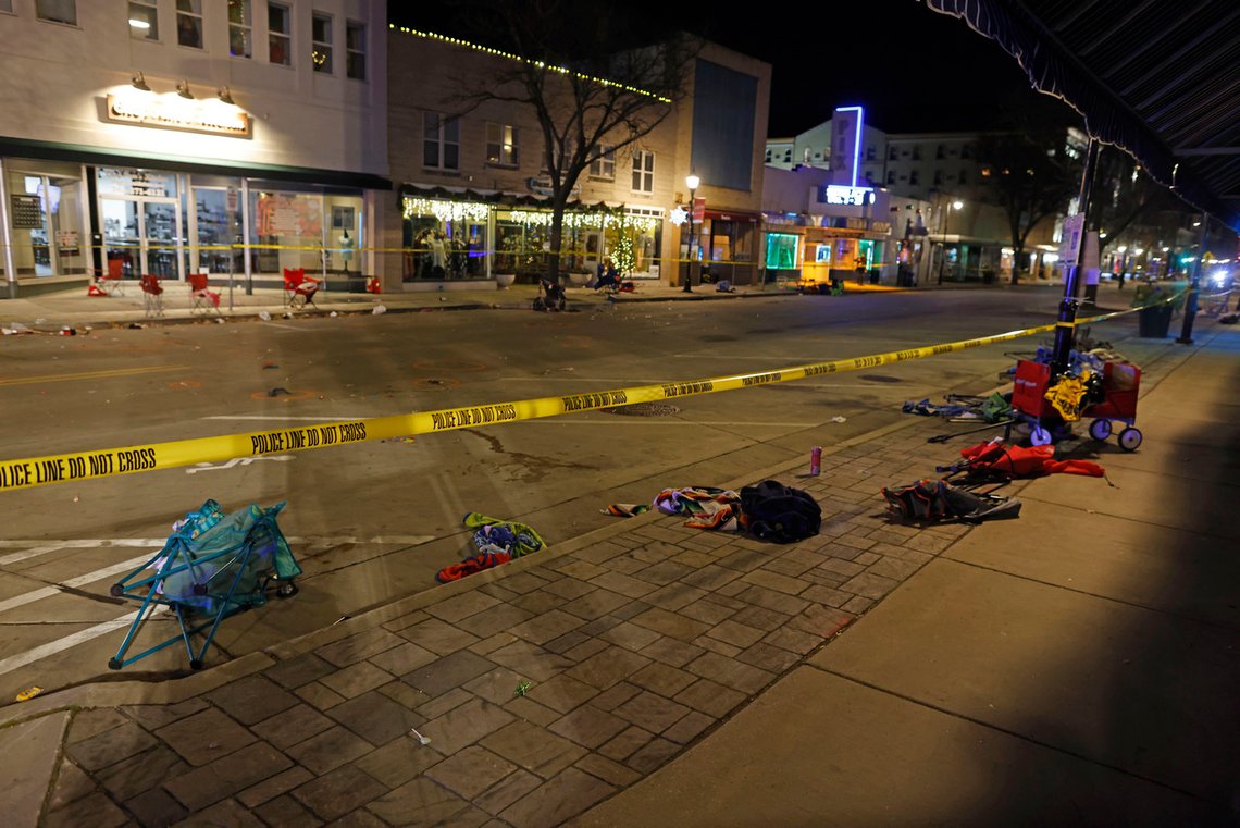 Wakueasha, Wisconsin ble rammet av en tragedie søndag, da en bil pløyde inn i en juleparade. Byens myndigheter har bekreftet fem dødsfall. Foto: AP /Jeffrey Phelps/ NTB Wakueasha, Wisconsin ble rammet av en tragedie søndag, da en bil pløyde inn i en juleparade. Byens myndigheter har bekreftet fem dødsfall. Foto: AP /Jeffrey Phelps/ NTB