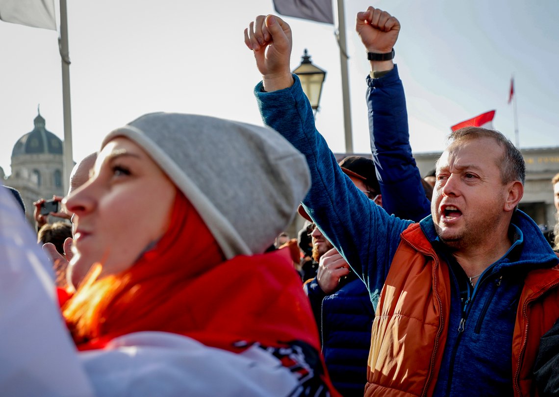 – Frihet, ropte demonstrantene i Wien taktfast. Det samme ropet kunne man høre i Rotterdam. Foto: AP Photo/Lisa Leutner / NTB – Frihet, ropte demonstrantene i Wien taktfast. Det samme ropet kunne man høre i Rotterdam. Foto: AP Photo/Lisa Leutner / NTB