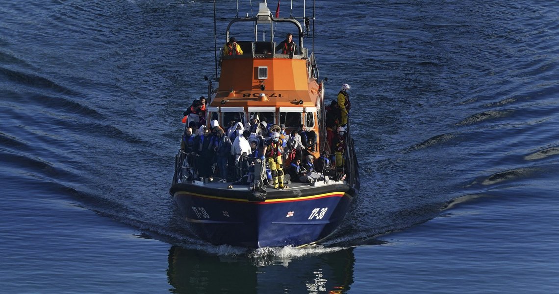 Et rekordstort antall på 853 migranter krysset den engelske kanal i små båter på en enkelt dag denne uken. Her kommer en gruppe, som ble ansett for å være migranter, med en redningsbåt inn til Dover tirsdag denne uka. Foto: Gareth Fuller / PA via AP / NTB Et rekordstort antall på 853 migranter krysset den engelske kanal i små båter på en enkelt dag denne uken. Her kommer en gruppe, som ble ansett for å være migranter, med en redningsbåt inn til Dover tirsdag denne uka. Foto: Gareth Fuller / PA via AP / NTB