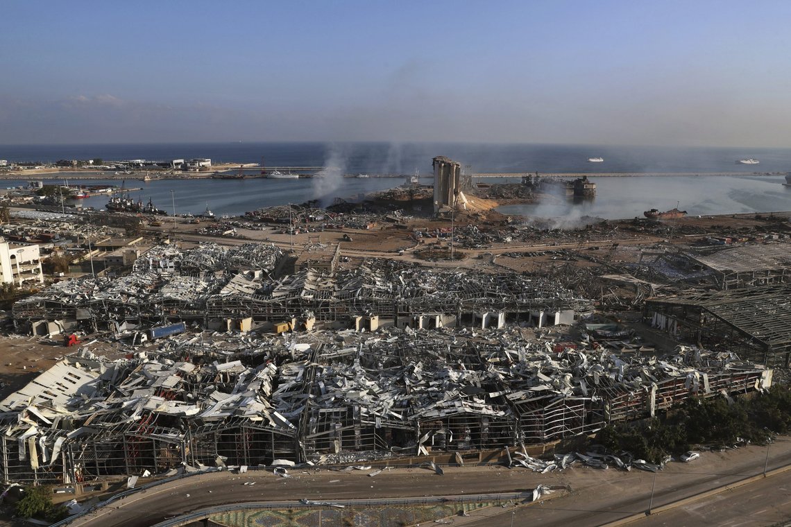 På toppen av den økonomiske krisen har det vokst fram stor uro i landet i forbindelse med etterforskningen av eksplosjonen ved havna i Beirut 4. august i fjor. Dommeren Tarek Bitar har ansvaret for å komme til bunns i etterforskningen. Arkivfoto 5. aug. 2020: Bilal Hussein / AP Photo / NTB På toppen av den økonomiske krisen har det vokst fram stor uro i landet i forbindelse med etterforskningen av eksplosjonen ved havna i Beirut 4. august i fjor. Dommeren Tarek Bitar har ansvaret for å komme til bunns i etterforskningen. Arkivfoto 5. aug. 2020: Bilal Hussein / AP Photo / NTB