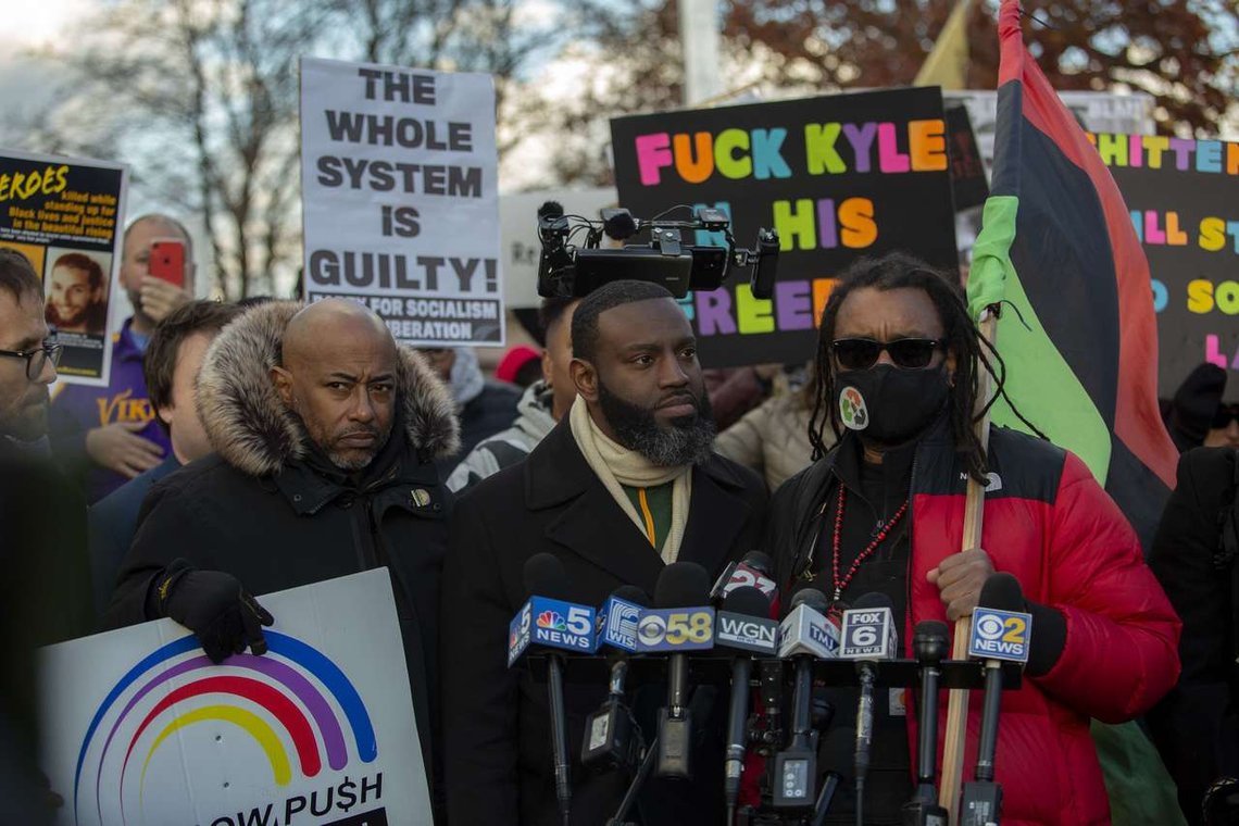 Å demonstrere for at Kyle Rittenhouse skal straffet er uproblematisk. Men å støtte forsvaret av en nå frikjent person med 25 dollar førte til at en politimann mistet jobben. Foto: Jim Vondruska/Getty Images/AFP/ NTB Å demonstrere for at Kyle Rittenhouse skal straffet er uproblematisk. Men å støtte forsvaret av en nå frikjent person med 25 dollar førte til at en politimann mistet jobben. Foto: Jim Vondruska/Getty Images/AFP/ NTB