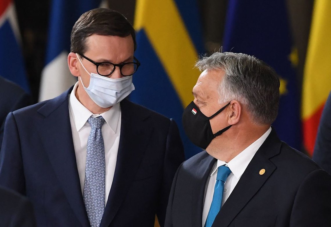 Polens statsminister Mateusz Morawiecki i samtale med Ungarns statsminister Viktor Orbán. Foto: JOHN THYS / AFP / NTB Polens statsminister Mateusz Morawiecki i samtale med Ungarns statsminister Viktor Orbán. Foto: JOHN THYS / AFP / NTB