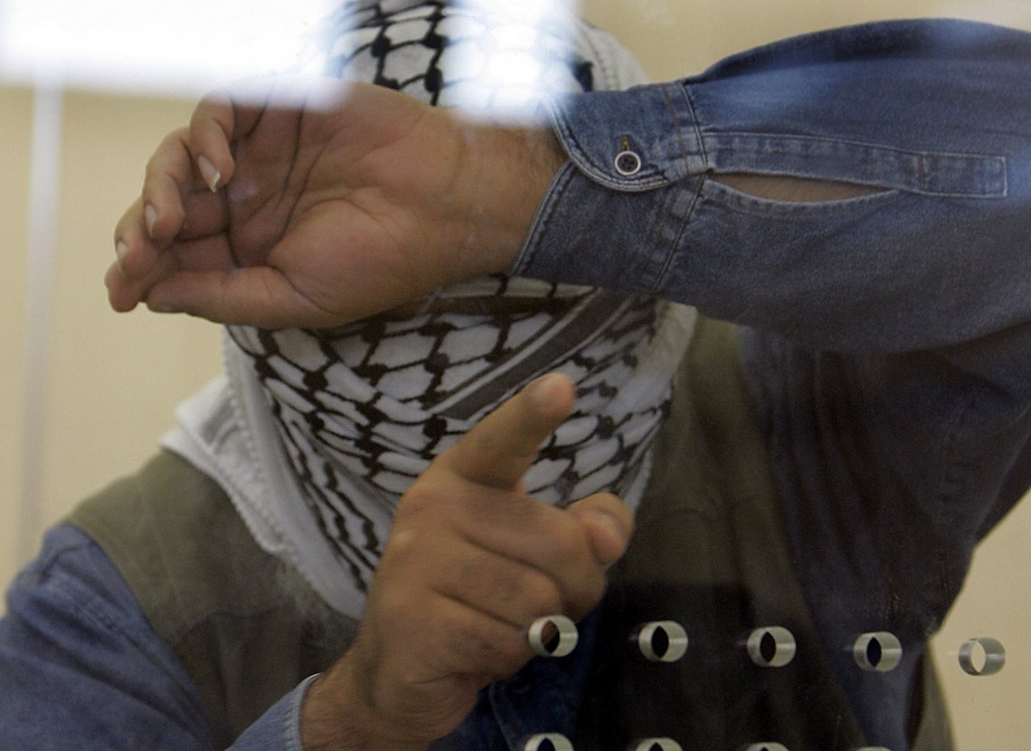 Et arkivfoto av den islamske terroristen Ismael S. som bruker dette tegnet som er kjent som tawhid. IS-medlemmer er også kjent for å bruke dette symbolet. Bildet er fra 2005. Foto: AP /Frank Augstein /NTB Et arkivfoto av den islamske terroristen Ismael S. som bruker dette tegnet som er kjent som tawhid. IS-medlemmer er også kjent for å bruke dette symbolet. Bildet er fra 2005. Foto: AP /Frank Augstein /NTB