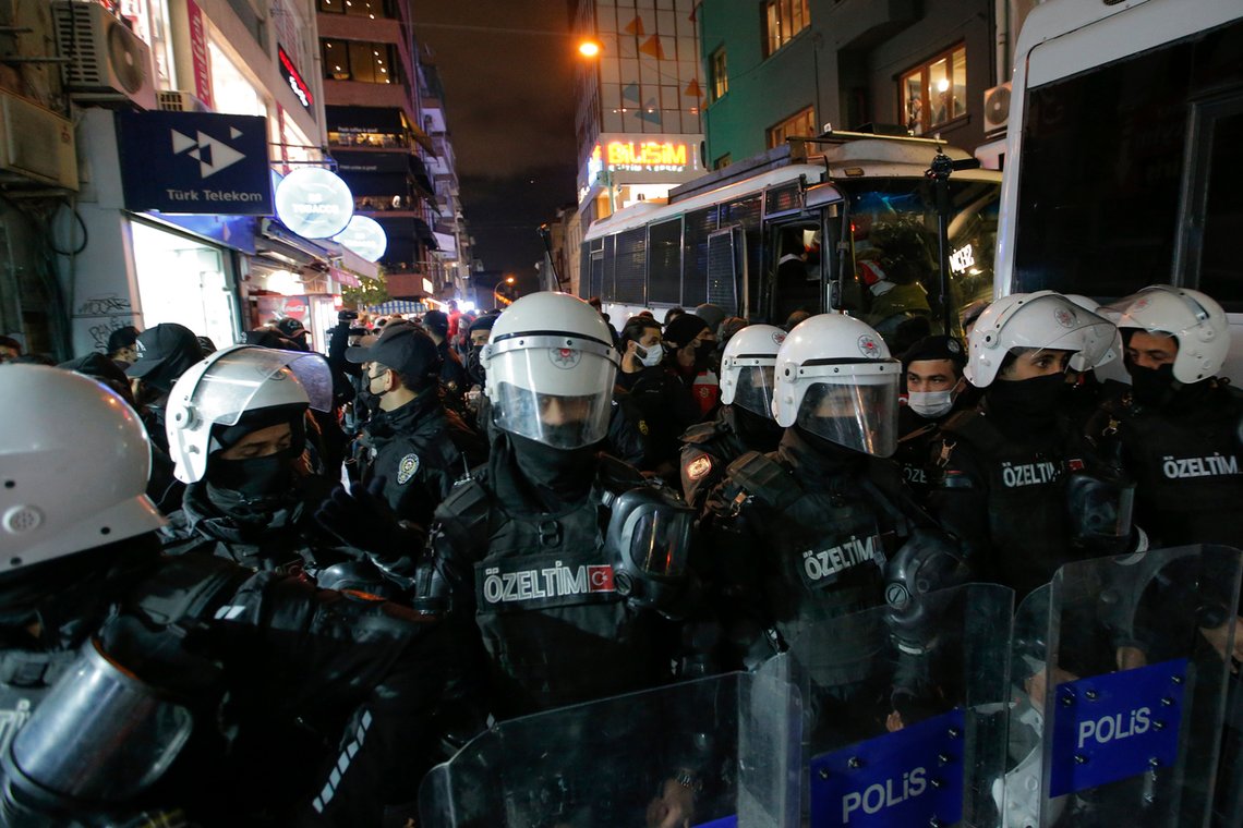 Onsdag grep Istanbul-politiet inn for å stanse en demonstrasjon mot regjeringens økonomiske politikk og de økte levekostnadene. Foto: Emrah Gurel / AP / NTB Onsdag grep Istanbul-politiet inn for å stanse en demonstrasjon mot regjeringens økonomiske politikk og de økte levekostnadene. Foto: Emrah Gurel / AP / NTB