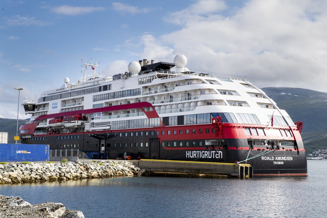 Hurtigrutens ekspedisjonsskip MS Roald Amundsen hadde koronasmitte om bord da det la til kai i Tromsø i juli i fjor. Det ble forsøkt holdt hemmelig, og årsakene til hemmelighold har opptatt politiet i mer enn et år. Mange lurer på årsakene til at politietterforskningen har tatt så lang tid. Foto: Terje Pedersen / NTB Hurtigrutens ekspedisjonsskip MS Roald Amundsen hadde koronasmitte om bord da det la til kai i Tromsø i juli i fjor. Det ble forsøkt holdt hemmelig, og årsakene til hemmelighold har opptatt politiet i mer enn et år. Mange lurer på årsakene til at politietterforskningen har tatt så lang tid. Foto: Terje Pedersen / NTB