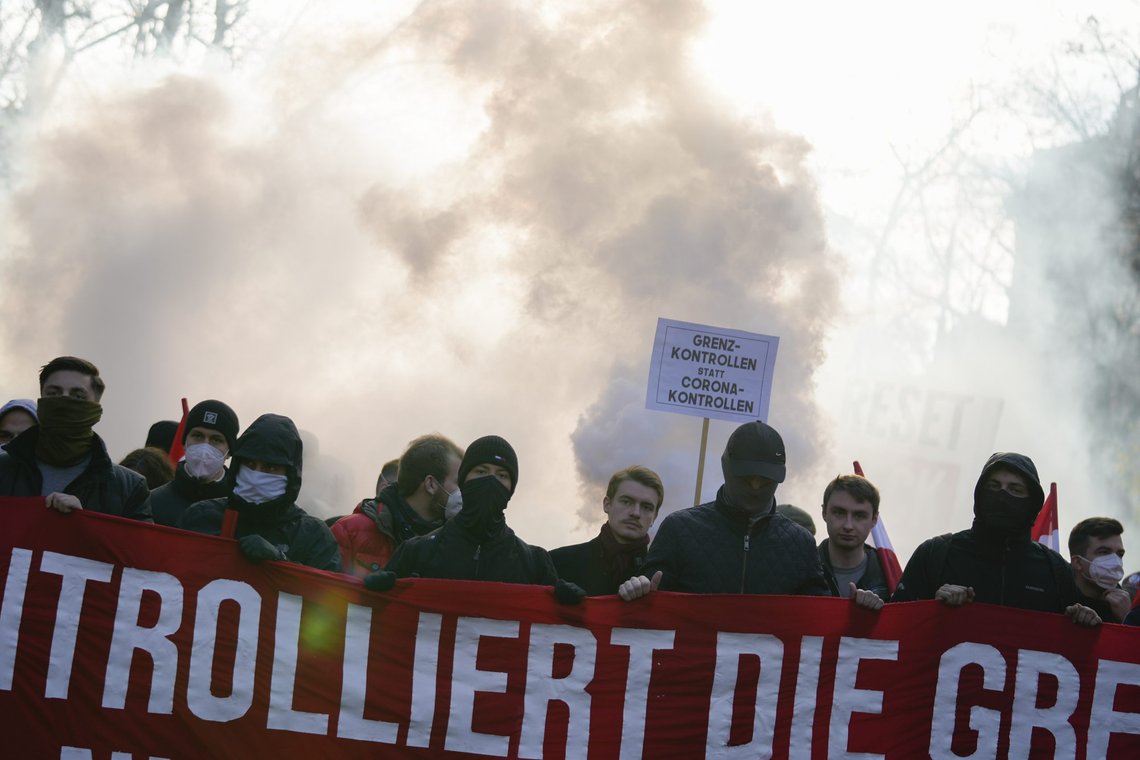 Titusenvis av østerrikere har nok en gang demonstrert mot regjeringens planer om å tvangsvaksinere hele landets befolkning mot koronavirus. Bildet er fra Wien 20. november 2021. Foto: Florian Schroetter, AP-NTB. Titusenvis av østerrikere har nok en gang demonstrert mot regjeringens planer om å tvangsvaksinere hele landets befolkning mot koronavirus. Bildet er fra Wien 20. november 2021. Foto: Florian Schroetter, AP-NTB.