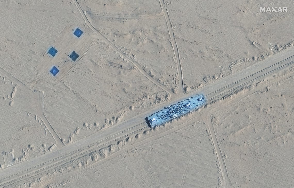 Kina har bygget fullskalakopier av amerikanske krigsskip, blant annet et hangarskip, viser satellittbilder. Foto: Maxar Technologies via AP-NTB. Kina har bygget fullskalakopier av amerikanske krigsskip, blant annet et hangarskip, viser satellittbilder. Foto: Maxar Technologies via AP-NTB.